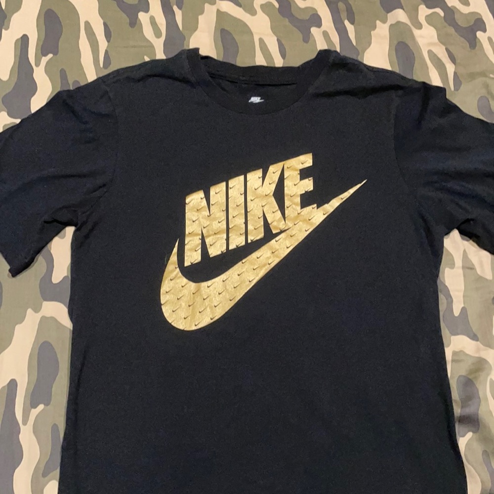 Black and gold Nike tee small